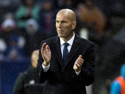 Zinedine Zidane aplaude durante el partido.