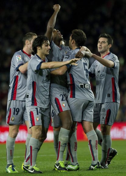 Los jugadores de Osasuna celebran el gol de Loé.