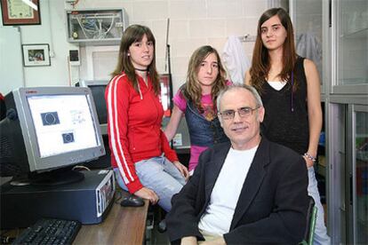 El profesor Anicet Cosialls, junto a las alumnas Alicia Tifón, Aida Pallàs y Violeta Porta.