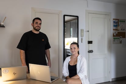 Michaela y Syros son dos jovenes de Grecia con dificultades a la hora de encontrar un piso con precio accesible en Barcelona.