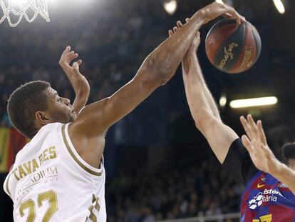 Tavares bloquea el tiro de Mirotic en el Barça - Madrid.