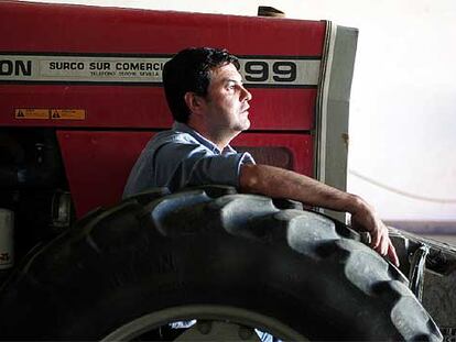 El sevillano Ramón García con su tractor.