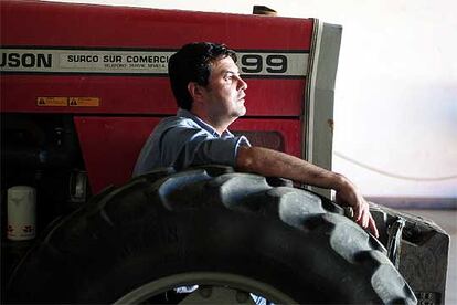 El sevillano Ramón García con su tractor.