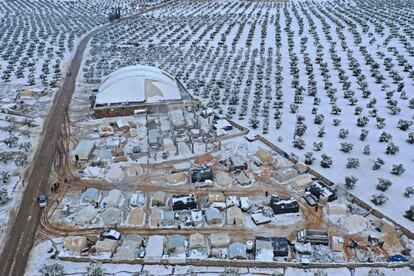 Una vista aérea muestra un campamento para desplazados sirios cubierto de nieve cerca de la ciudad de Afrin, en el campo norteño controlado por los rebeldes de la provincia siria de Alepo.