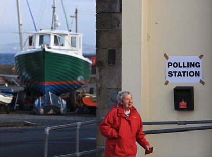 Una votante abandona el colegio electoral situado en un cluba náutico, en Irlanda del Norte.