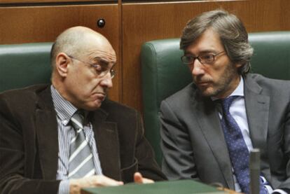Rodolfo Ares (izquierda) e Iñaki Oyarzábal conversan ayer durante el pleno del Parlamento vasco.