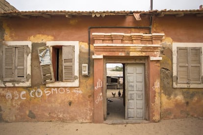 La casa baja, llamada “portuguesa” solía ser la vivienda de comerciantes mestizos y europeos. De plano regular, las habitaciones se sitúan en línea. Suelen tener fachadas vistosas y una altura de unos cuatro metros. Son más numerosas en los extremos norte y sur de la isla. 