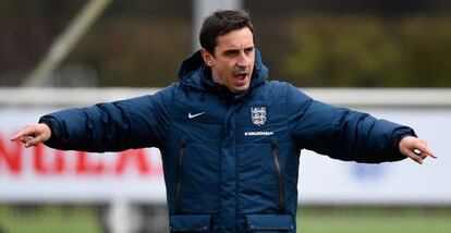 Gary Neville, durante un entrenamiento con Inglaterra.