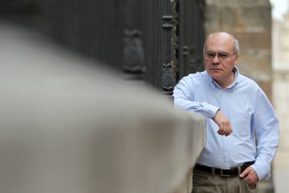 <b>"La poesía es una buena vía para que uno se descubra diciendo lo que no pensaba decir, lo que era incapaz de decir", opina Justo Navarro.</b>