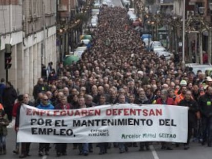 El comité de empresa de la ACB de Sestao ha celebrado una manifestación en Sestao (Bizkaia) en defensa del empleo tras el anuncio por parte de la empresa Arcelor Mittal de una "parada temporal indefinida de la planta"