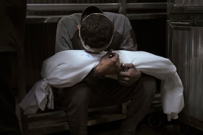 Un hombre sostiene el cuerpo de su hijo muerto en un ataque aéreo israelí, en el hospital Shifa de Gaza, este martes.