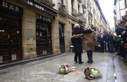 La viuda y la hermana de Gregorio Ordóñez dejan flores en San Sebastián el pasado 25 de enero en la placa en memoria del concejal del PP asesinado por ETA hace 25 años.