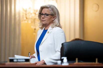 La representante Liz Cheney, republicana de Wyoming, toma asiento para presidir el comité de investigación del asalto al Capitolio, el 21 de julio.