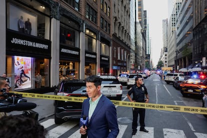 Un periodista trabaja cerca de la escena durante se reportó un tiroteo activo.