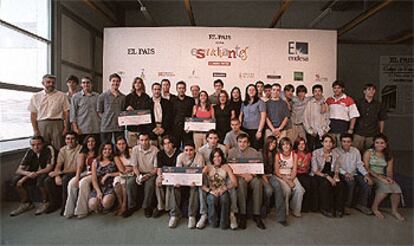 Los equipos ganadores de <i>EL PAÍS de los estudiantes</i> tras la entrega de los premios en la rotativa del periódico.