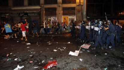 Varios policías avanzan tras los manifestantes en Madrid, el 19 de julio de 2012.