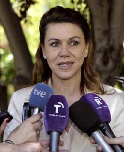 La secretaria general del PP y presidenta de Castilla-La Mancha, María Dolores de Cospedal, realiza declaraciones sobre los datos del paro registrado en mayo publicados hoy, tras la firma hoy en Madrid de un convenio de colaboración con la Fundación de Ayuda contra la Drogadicción (FAD).