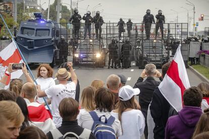 Los manifestantes frente a una barricada de las fuerzas de seguridad bielorrusas. 