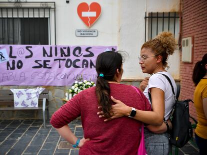 Vecinas de Abla (Almería) colocan flores en la puerta del colegio donde estudiaba una de las niñas presuntamente asesinadas por envenenamiento por su padre y donde se ha decretado tres días de luto oficial.