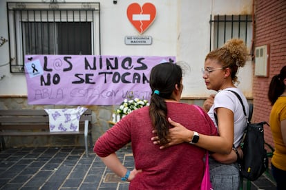 ABLA (ALMERÍA), 18/03/2024.- Vecinas de Abla (Almería) colocan flores en la puerta del colegio donde estudiaba una de las niñas presuntamente asesinadas por envenenamiento por su padre y donde se ha decretado tres días de luto oficial. EFE / Carlos Barba
