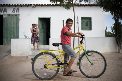 Ao fundo, a analfabeta Josefa Maria de Sá, de 31 anos, que não pode estudar porque teve que trabalhar desde os cinco anos na roça. Em primeiro plano, o filho dela João Neto de Sá, 11, que frequenta a escola e não trabalha.