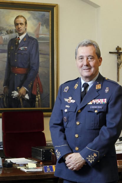 El general José Jiménez Ruiz, en su despacho del Estado Mayor del Ejército del Aire.