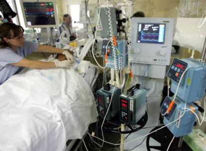 En las UCI, como esta del hospital Gregorio Marañón (Madrid), se toman muchas decisiones sobre el final
de la vida.