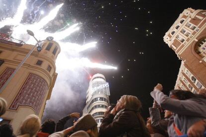 Fuegos artificiales el día de San Isidro de 2010 en la plaza de Callao.