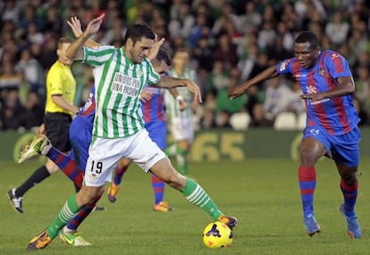 Jorge Molina controla el bal&oacute;n ante Mate