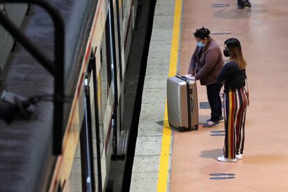 Dos mujeres se disponen a coger el tren en la estación de Madrid-Atocha el 18 de mayo.