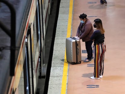 Dos mujeres se disponen a coger el tren en la estación de Madrid-Atocha el 18 de mayo.