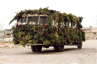 'Como un jardín en un pajar'. Este autobús cubierto de plantas fue instalado en 2008 en un vertedero en Chimalhuacán, una ciudad situada a las afueras de México DF. Los niños de la localidad eran invitados a subirse al que era el único espacio verde en ese entorno.