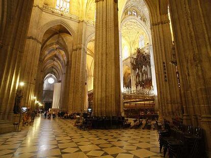 Un aspecto del interior de la catedral de Sevilla.