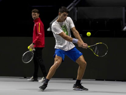 Alcaraz pelotea en el Madrid Arena, con Ferrero en segundo término, en una imagen cedida por la federación (RFET).