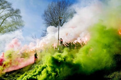 Aficionados del Feyenoord encienden bengalas durante un entrenamiento del equipo holandés, antes del partido de la Copa KNVB entre Feyenoord y Ajax.