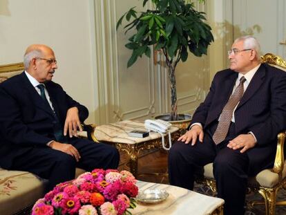 El Baradei (izquierda), con el presidente interino, Adli Mansur, hoy en El Cairo.