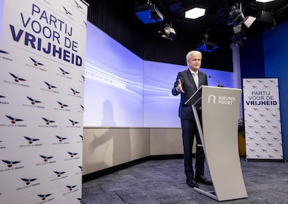 El ultra Geert Wilders presenta este lunes nuevas medidas contra la inmigración en una rueda de prensa en La Haya, Países Bajos.