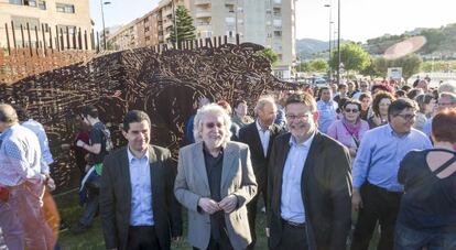 El escultor Antoni Mir&oacute;, junto a Ximo Puig, entre otros, en el acto de defensa de la obra sobre la batalla de Almansa en Gandia.
 