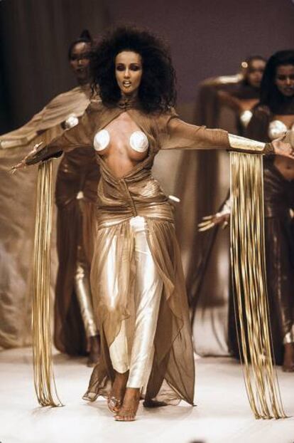 La top model Iman, durante el desfile de Thierry Mugler en París en octubre de 1985.