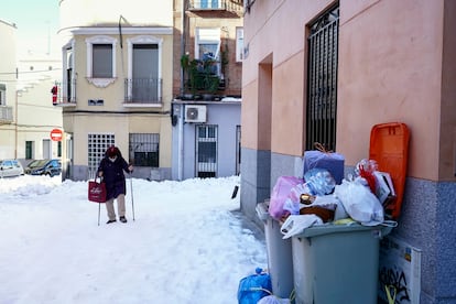 En la calle Carlos Rubio avanza Ana Díaz, de 67 años, que ha salido dos horas antes de su casa para llegar al trabajo