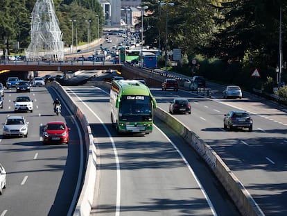 Vehículos circulan por la A6 a la altura del puente ubicado en Ciudad Universitaria, durante el cierre perimetral del puente de Todos los Santos.