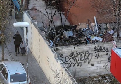 Lot occupied by drug users in Puente de Vallecas.