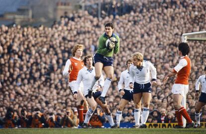 El portero del Tottenham Milija Aleksic atrapa un balón ante el Arsenal en Highbury en el 'Boxing Day' de 1979.