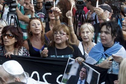 Los manifestantes sostienen velas durante una vigilia en conmemoración del primer aniversario de la muerte del fiscal Alberto Nisman en Buenos Aires.