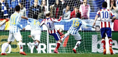 Griezmann empuja el balón para marcar el 0-1 en Málaga.