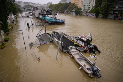 Barcos en el inundado canal del Danubio en Viena, el 15 de septiembre.