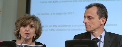 El ministro de Ciencia, Innovación y Universidades Pedro Duque y la Ministra de Sanidad, María Luisa Carcedo, durante la presentación del Plan para la Protección de la Salud frente a las pseudoterapias.