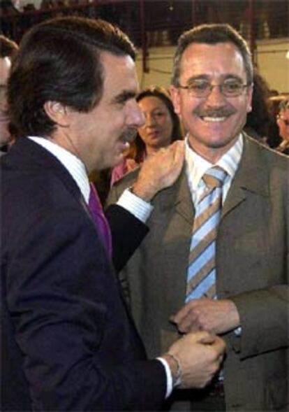 Aznar saluda ayer en Segovia a José Antonio Ortega Lara.
