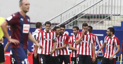 Aduriz celebra con sus compa&ntilde;eros el 1-0.