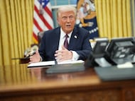 El presidente Donald Trump firma una serie de órdenes ejecutivas en la Casa Blanca el 20 de enero de 2025, en Washington.